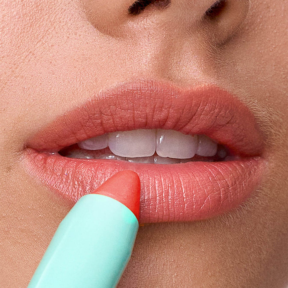 A women applying a Sweed lip color.