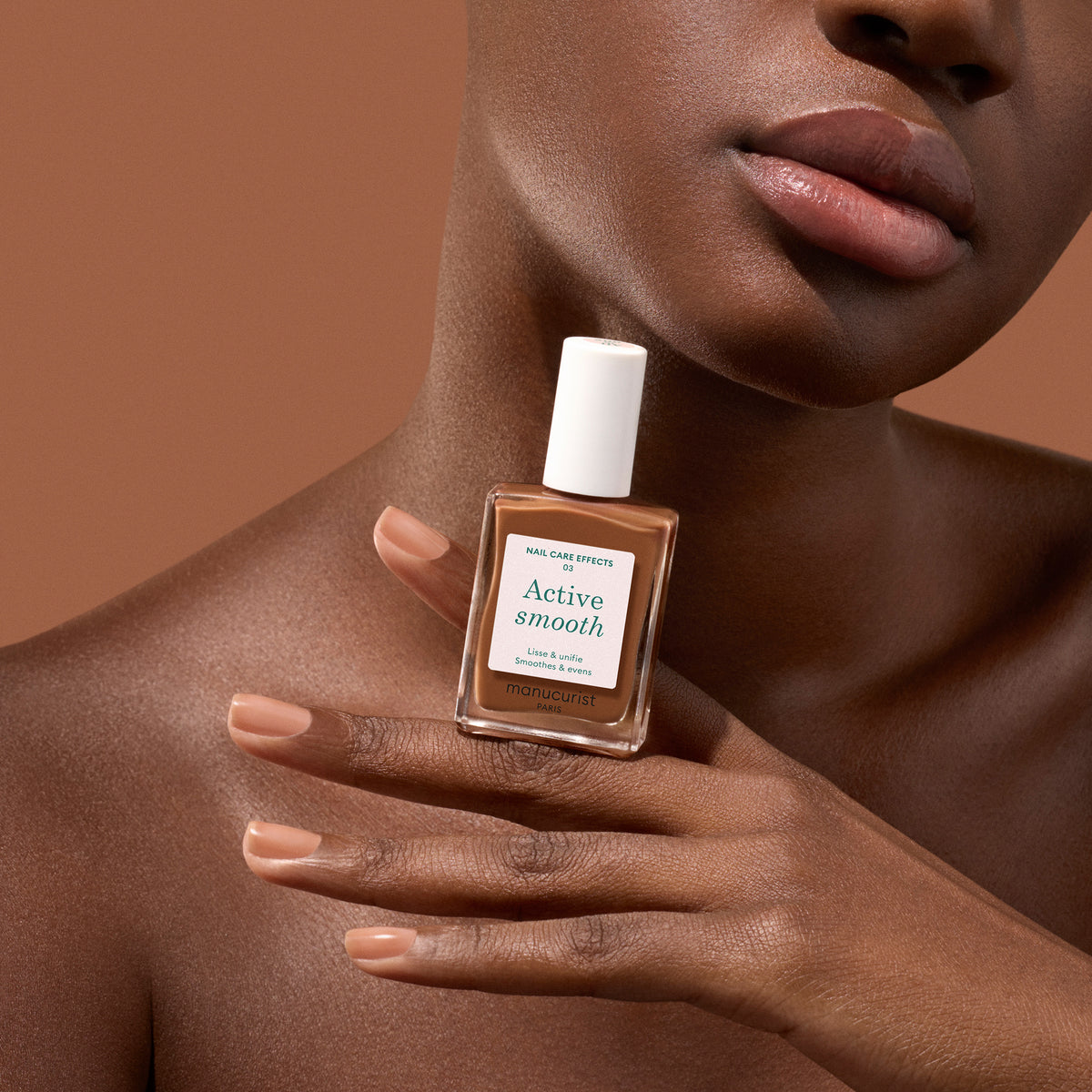 Model holding Manucurist Active Smooth 03 