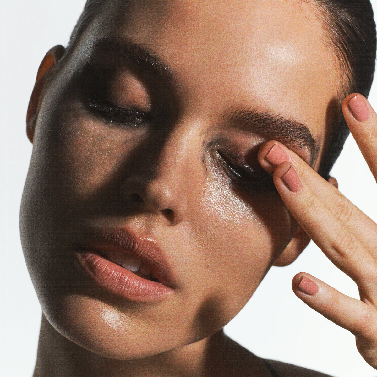 Model cleansing with U Beauty's The MANTLE Skin Conditioning Wash.