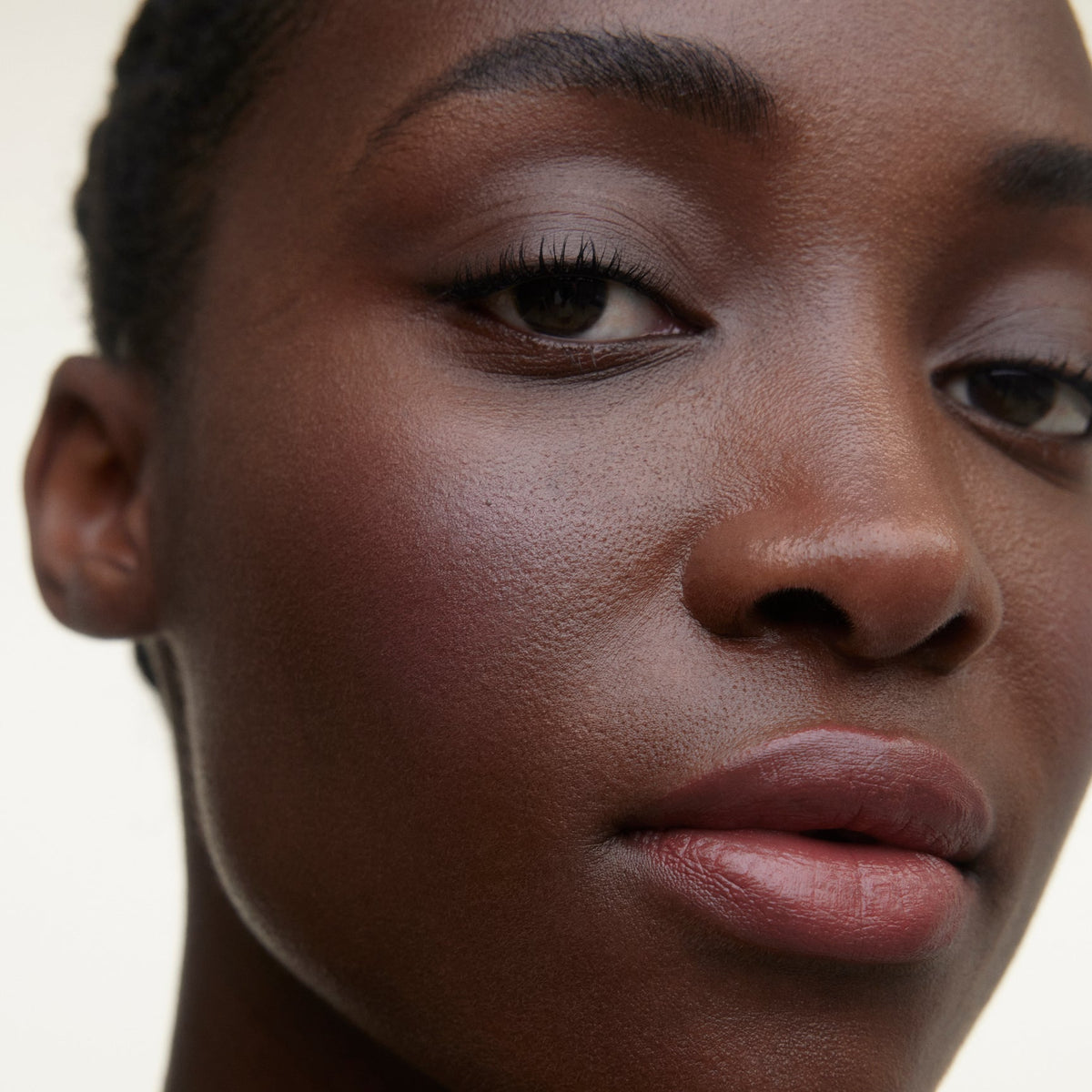 Close up of a woman's face wearing Wonderblush makeup.