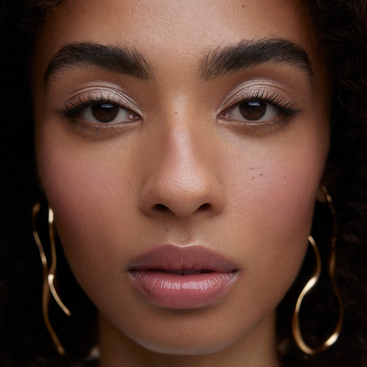 Close up of a woman's face wearing Wonderblush makeup.