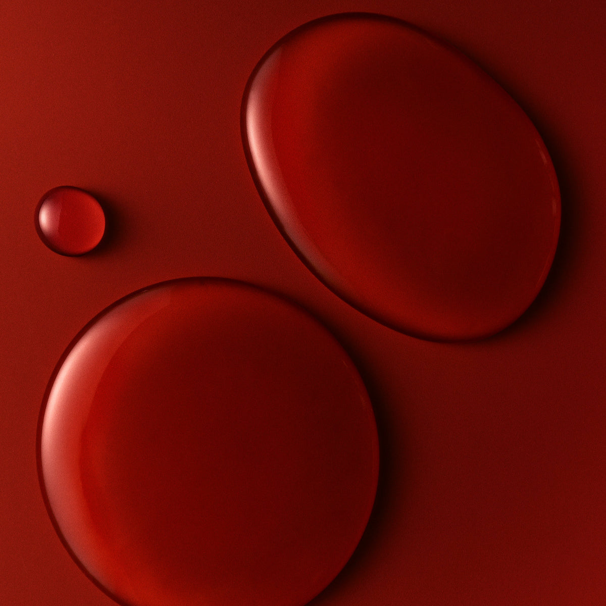 Mienne Sex Serum droplet on a red surface. 