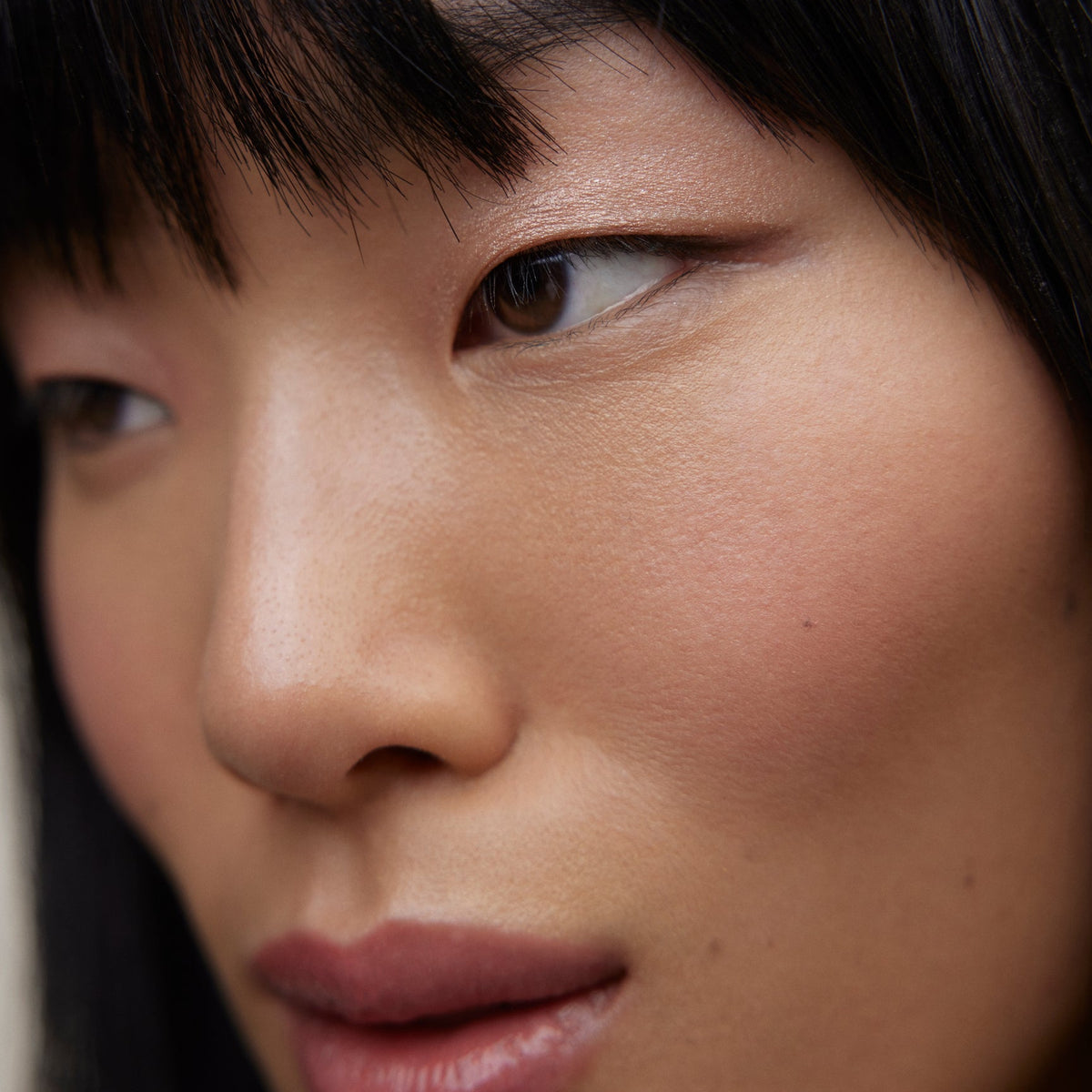 Close up of a woman's face wearing Wonderblush makeup.